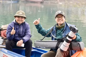 Nhà báo Đỗ Doãn Hoàng (phải) thực hiện phóng sự dài kỳ trên Nhân Dân cuối tuần về tình trạng đánh bắt cá trái phép trên hồ Thác Bà (Lào Cai), tháng 1/2026.