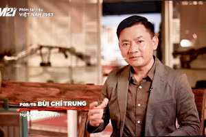 Đạo diễn Bùi Chí Trung trong vai trò người dẫn chuyện ở tác phẩm Việt Nam 1963 - Ai sẽ thắng ai?
