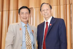 Nhà báo Trần Danh Lân (trái) và nhà báo Hồng Vinh, nguyên Tổng Biên tập Báo Nhân Dân.