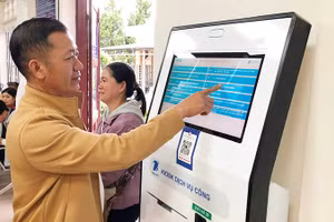 Người dân lấy số thứ tự làm thủ tục hành chính tại phường Langbiang-Đà Lạt (Lâm Đồng).