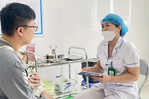 Nhiều người dân tới khám chữa bệnh tại trạm y tế cấp xã vì thuận tiện, gần nhà.