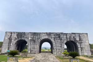 Cổng phía nam Thành nhà Hồ.