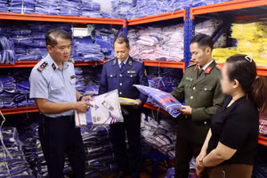Lực lượng chức năng kiểm tra tại cơ sở kinh doanh quần áo thể thao trên phố Hoàng Công Chất, phường Phú Diễn, Hà Nội.