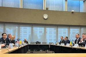 Bộ trưởng ngoại giao Mỹ Marco Rubio và Chánh Văn phòng Tổng thống Ukraine Andriy Yermak cùng các thành viên khác của phái đoàn Mỹ và Ukraine đàm phán tại Geneva, Thụy Sĩ vào ngày 23/11. Ảnh | Reuters