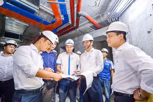 Cán bộ Công ty cổ phần Đầu tư Phát triển Nhà Constrexim kiểm tra tiến độ công trình. Ảnh trong bài | THÀNH ĐẠT