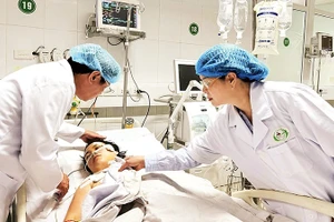 Nhân viên y tế ở Bệnh viện Sản Nhi Nghệ An bị người nhà bệnh nhân đâm ngày 23/10/2025 phải đi cấp cứu. Ảnh | Báo Tiền phong