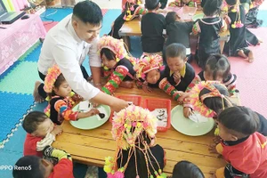 Thầy Lường Văn Độ hằng ngày chăm sóc trẻ, mỗi cuối tuần vượt gần 100 km đường rừng để học nâng chuẩn.