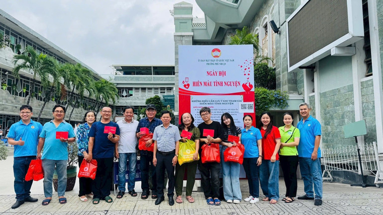 Đại diện Ban tổ chức và những tình nguyện viên hiến máu trong Ngày hội hiến máu 27/7/2025. h1-nghia-cu-nhan-ai.jpg
