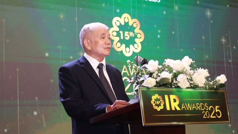 Nhà báo Nguyễn Như Hùng, Tổng Biên tập FiLi phát biểu tại lễ vinh danh. ir2025-khaimac-2.jpg