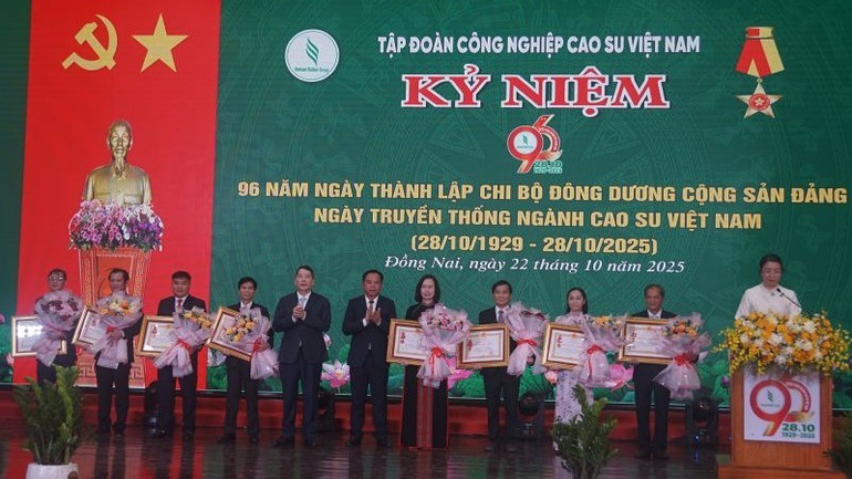 Ông Cao Anh Tuấn - Thứ trưởng Tài chính và ông Võ Tấn Đức - Chủ tịch UBND tỉnh Đồng Nai trao Huân chương Lao động hạng Ba và tặng hoa chúc mừng 8 cá nhân tại Lễ kỷ niệm. h4-96-nam.jpg