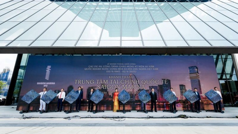 Các đại biểu thực hiện nghi thức khánh thành Trung tâm Tài chính quốc tế Sài Gòn Marina. h2-khanh-thanh-tttc.jpg