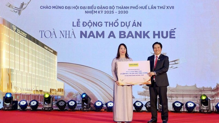Ông Trần Khải Hoàn, thành viên Hội đồng quản trị kiêm Quyền Tổng Giám đốc Nam A Bank trao tặng 2 căn nhà an sinh xã hội cho địa phương. h3-nam-a-hue.jpg