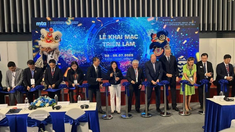 Los delegados realizan la ceremonia de apertura de la Exposición Internacional MTA Vietnam 2025. h1-trien-lam-co-khi.jpg