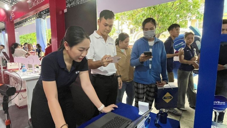 Khách tham quan trải nghiệm thanh toán số tại Lễ hội Không tiền mặt 2025. h3-ngay-ko-tien-mat.jpg