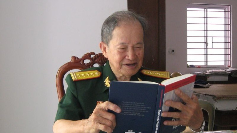 Полковник Нгуен Ван Тау читает книги о своих товарищах. h2-dai-ta-nguyen-van-tau-tu-cang-xem-sach-viet-ve-dong-doi.jpg