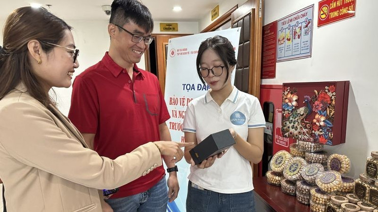 Doanh nghiệp giới thiệu cách nhận diện hàng giả, hàng thật tại tọa đàm “Bảo vệ doanh nghiệp và người tiêu dùng trước nạn hàng giả, hàng lậu”. h3-toa-dam-hang-gia.jpg