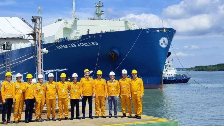 Lãnh đạo PV GAS chụp ảnh lưu niệm cùng con tàu LNG đầu tiên đến Việt Nam. h3-pv-gas-hanh-trinh.jpg