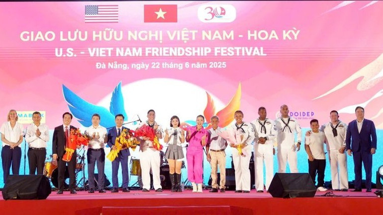 Ông Trần Khải Hoàn, Thành viên Hội đồng Quản trị, Quyền Tổng Giám đốc (thứ 3 từ trái sang) nhận hoa cảm ơn từ đại diện Đại sứ quán Hoa Kỳ tại Việt Nam. h1-giao-luu-nam-a-hoa-ky.jpg