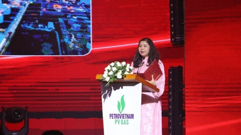 Bà Nguyễn Thị Quỳnh Ngọc, Tổng thư ký VietKings, Phó Viện trưởng Viện Kỷ lục Việt Nam đại diện công bố Quyết định xác lập Kỷ lục Việt Nam. h1-pv-gas-ky-luc.jpg