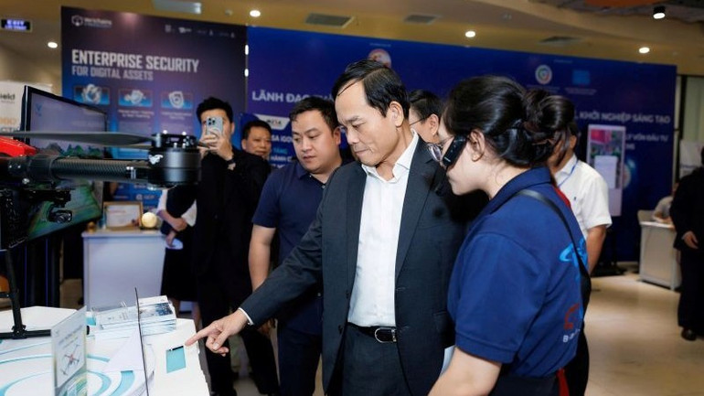 Ho Chi Minh-stadens partisekreterare Tran Luu Quang besöker UAV-teknikanläggningen hos CT UAV (en medlem av CT Group). h2-mo-hinh-doi-moi-sang-tao-ct-g.jpg