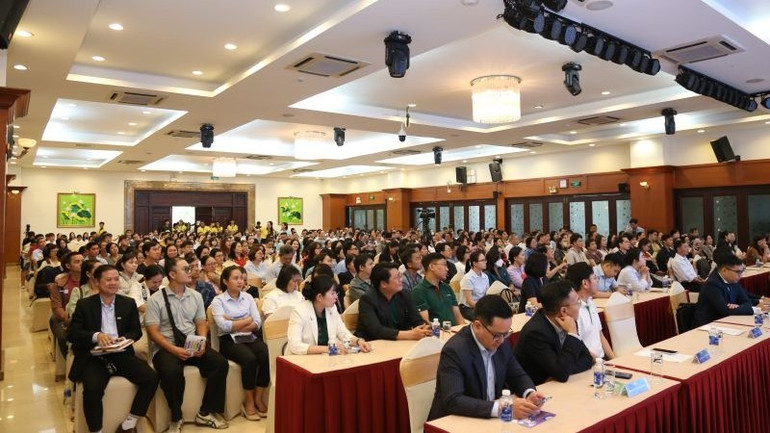 Quang cảnh hội thảo “Tháo gỡ băn khoăn cho hộ kinh doanh bỏ thuế khoán”. h2-hoi-thao-thue.jpg