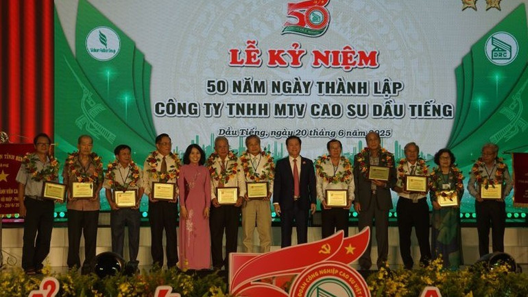 Tôn vinh các thế hệ lãnh đạo Công ty Cao-su Dầu Tiếng. h6-dau-tieng-50-nam.jpg