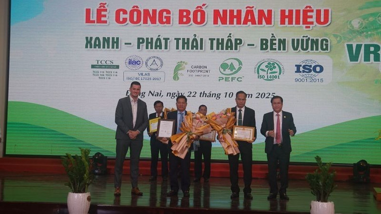 Lãnh đạo Công ty Cổ phần Cao su Chư Sê Kampong Thom, đơn vị đầu tiên của Tập đoàn tại khu vực Campuchia sản xuất cao-su đáp ứng yêu cầu “VRG GREEN”. h5-96-nam.jpg