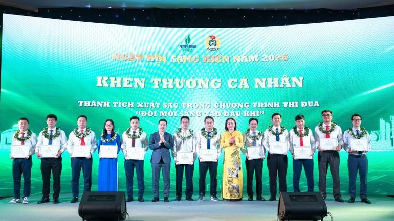 Khen thưởng các cá nhân tiêu biểu xuất sắc trong Chương trình thi đua “Đổi mới sáng tạo Dầu khí” năm 2024. h4-sang-kien.jpg
