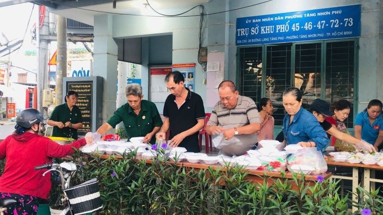 Người nghèo đón nhận suất ăn từ thiện từ Chương trình Bếp ăn yêu thương tại Trụ sở liên khu phố 45, 46, 47, 72, 73 phường Tăng Nhơn Phú. h-phat-bun-tu-tien.jpg