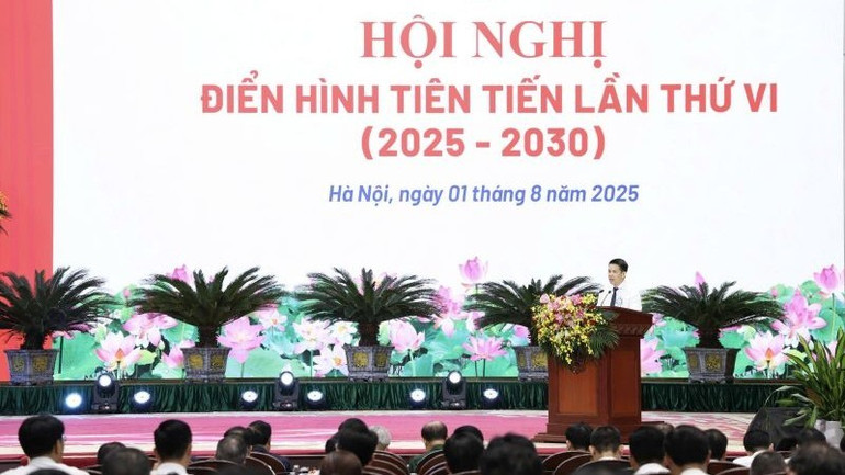 Đồng chí Phạm Văn Phong-Phó Bí thư Đảng ủy, Tổng Giám đốc Tổng công ty trình bày tham luận tại hội nghị. h1-pvgas-thi-dua.jpg