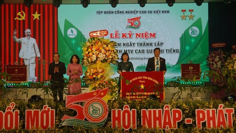 Lãnh đạo tỉnh Bình Dương trao tặng bức trướng cho Công ty Cao-su Dầu Tiếng. h3-dau-tieng-50-nam.jpg