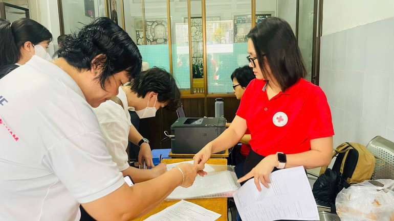 Các tình nguyện viên làm thủ tục đăng ký hiến máu tình nguyện. h3-nghia-cu-nhan-ai.jpg