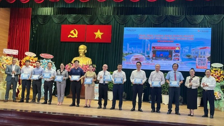 Các doanh nghiệp được trao giấy chứng nhận đã đăng ký trên nền tảng Arobid.com. h3-an-lac.jpg
