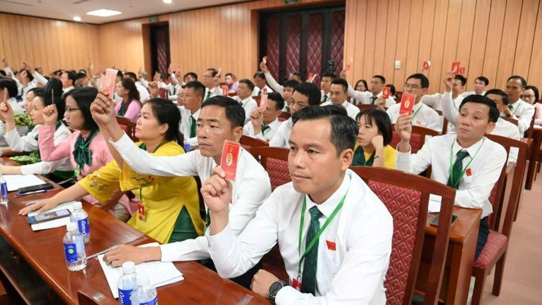 Các đại biểu biểu quyết tại Đại hội. h6-dai-hoi-cao-su.jpg