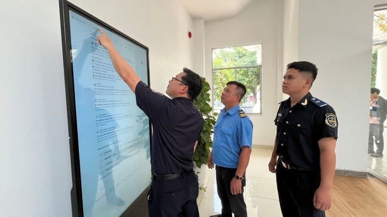 Cán bộ hải quan kiểm tra thông tin hành khách nhập cảnh vào sân bay quốc tế Tân Sơn Nhất (Thành phố Hồ Chí Minh). h1-hai-quan.jpg