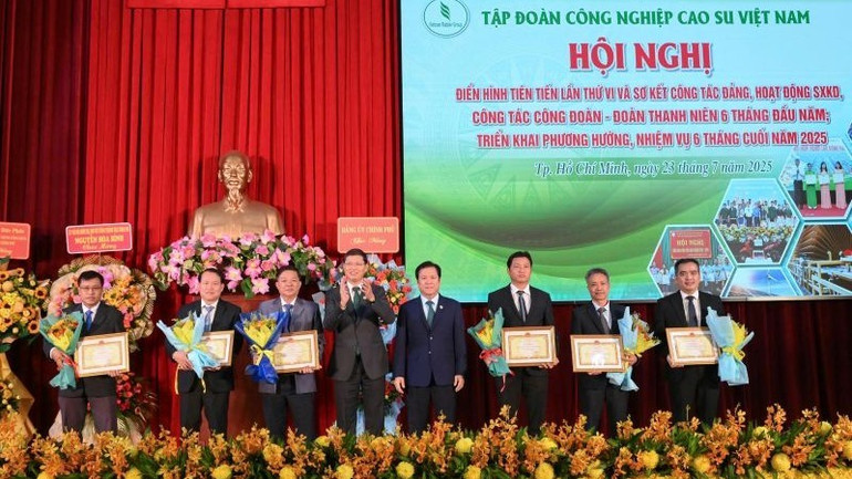 Trao Giấy khen và hoa cho 6 đơn vị thành viên đã có thành tích tiêu biểu xuất sắc, dẫn đầu trong việc hoàn thành một trong các chỉ tiêu sản xuất-kinh doanh của Tập đoàn VRG. h2-thi-dua-vrg.jpg