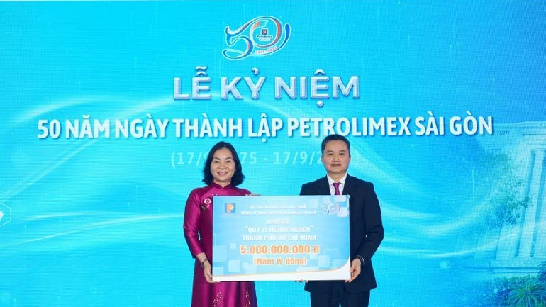 Ông Phạm Văn Thanh – Chủ tịch Tập đoàn Xăng dầu Việt Nam trao đến Quỹ Vì người nghèo Thành phố Hồ Chí Minh số tiền 5 tỷ đồng. h6-petro-limex-50-nam.jpg