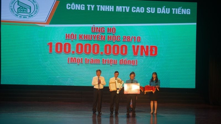Lãnh đạo Công ty TNHH MTV Cao-su Dầu Tiếng trao tài trợ cho Quỹ Khuyến học 28/10. h2-dau-tieng.jpg