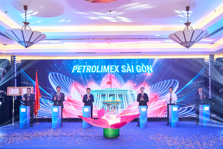 Lãnh đạo Thành phố Hồ Chí Minh cùng lãnh đạo Tập đoàn Xăng dầu Việt Nam, lãnh đạo Công đoàn Công thương Việt Nam và lãnh đạo Petrolimex Sài Gòn thực hiện nghi thức Rạng ngời Petrolimex Sài Gòn. h5-petro-limex-50-nam.jpg