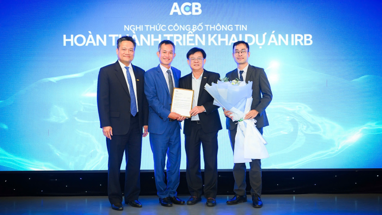 Đại diện KPMG cùng đại điện ban dự án ACB nhận hoa kỉ niệm tại sự kiện. h3-acb-basel.png