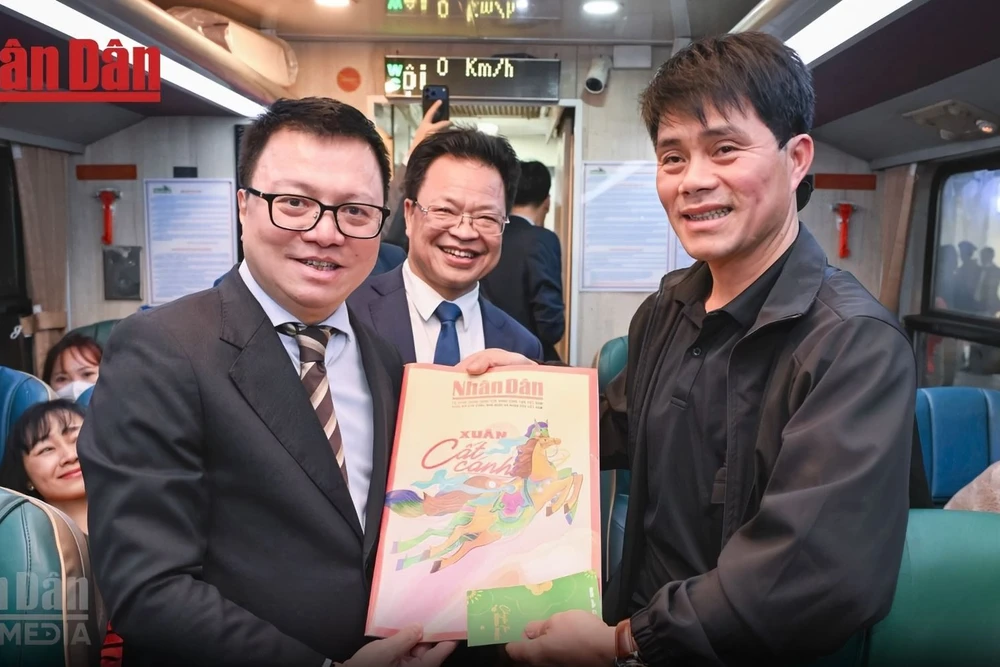 [Video] Đón xuân Bính Ngọ trên "chuyến tàu hạnh phúc"-trải nghiệm độc đáo đêm giao thừa