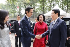 Đại sứ, Trưởng phái đoàn thường trực Việt Nam tại Liên hợp quốc Đỗ Hùng Việt đón Chủ tịch nước Lương Cường và phu nhân. (Ảnh: TTXVN)