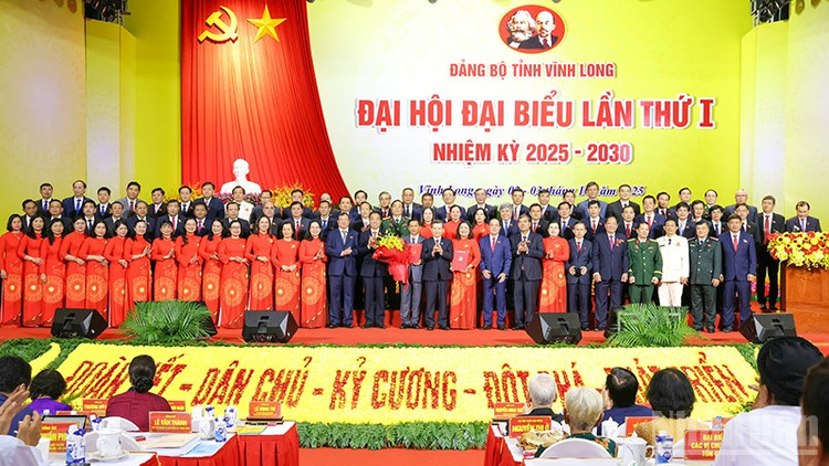 Ra mắt Ban Chấp hành Đảng bộ tỉnh Vĩnh Long lần thứ I, nhiệm kỳ 2025-2030. 