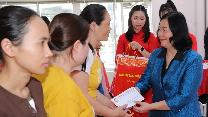 Thanh Hóa trao 120 suất quà cho gia đình chính sách, người nghèo