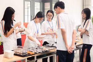 Không khí bán bánh nhộn nhịp lan tỏa khắp khuôn viên Trường THPT Chuyên Hà Nội-Amsterdam, thu hút đông đảo học sinh tham gia.