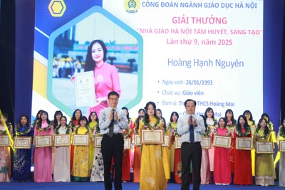 Các thầy, cô giáo vui mừng nhận giải thưởng.