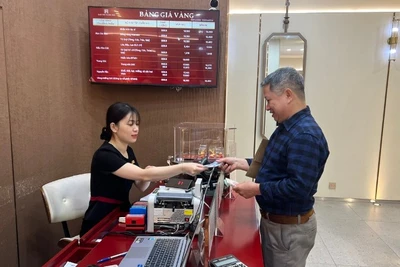 Người dân mua vàng ngày Vía Thần Tài.