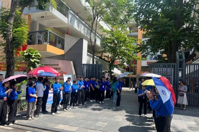 Thí sinh hoàn tất thủ tục dự thi tốt nghiệp THPT năm 2025.