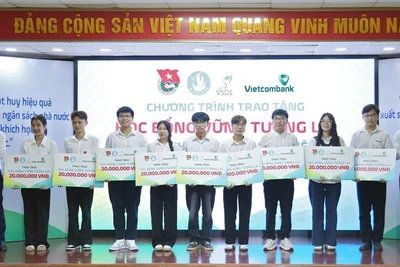 Bí thư Trung ương Đoàn, Chủ tịch Hội Sinh viên Việt Nam Nguyễn Minh Triết (ngoài cùng bên phải) cùng đại diện các đơn vị liên quan trao học bổng tặng học sinh, sinh viên vượt khó học tốt.