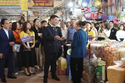 Đại diện Thuế Hà Nội đến các cơ sở kinh doanh để hỗ trợ người nộp thuế.